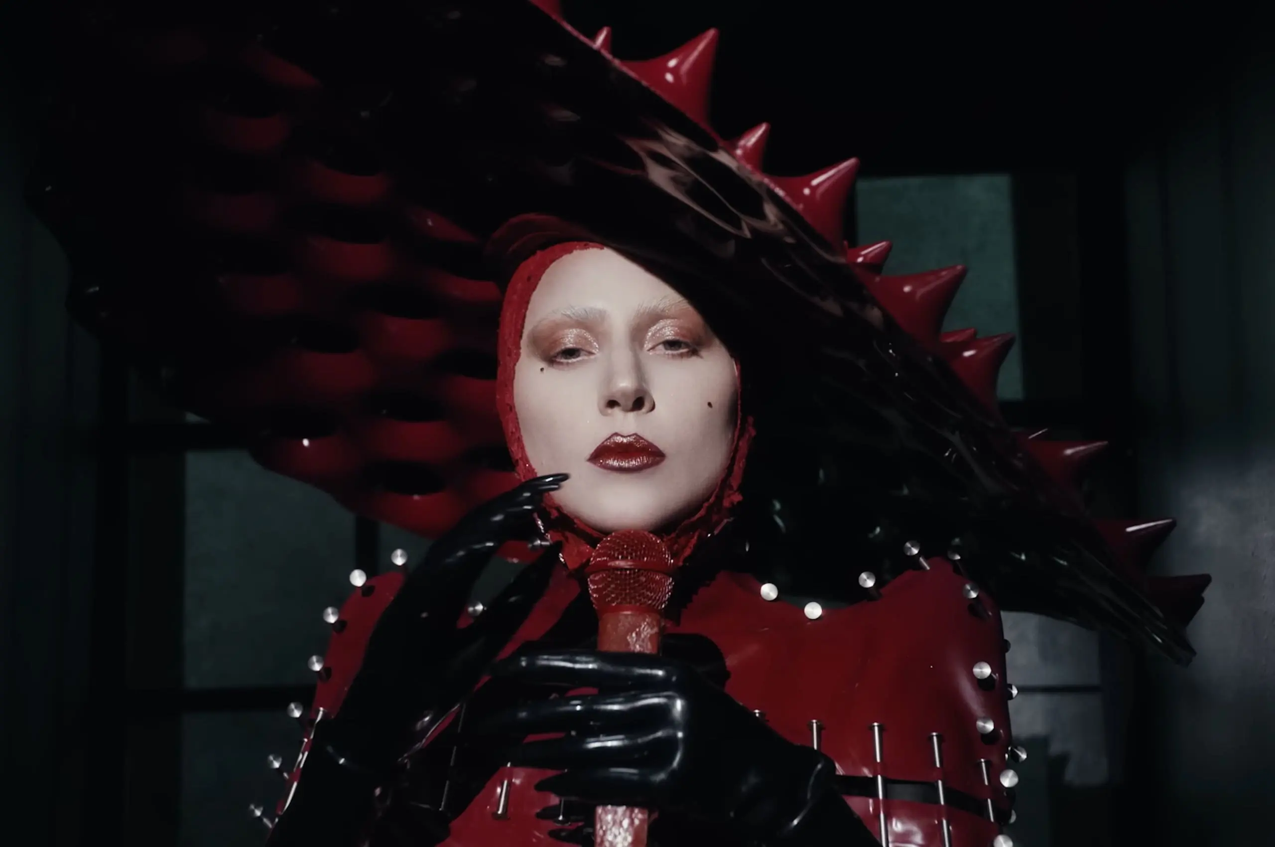 Lady Gaga Mengguncang Coachella: Tampil Spektakuler dengan Karisma dan Inovasi Panggung